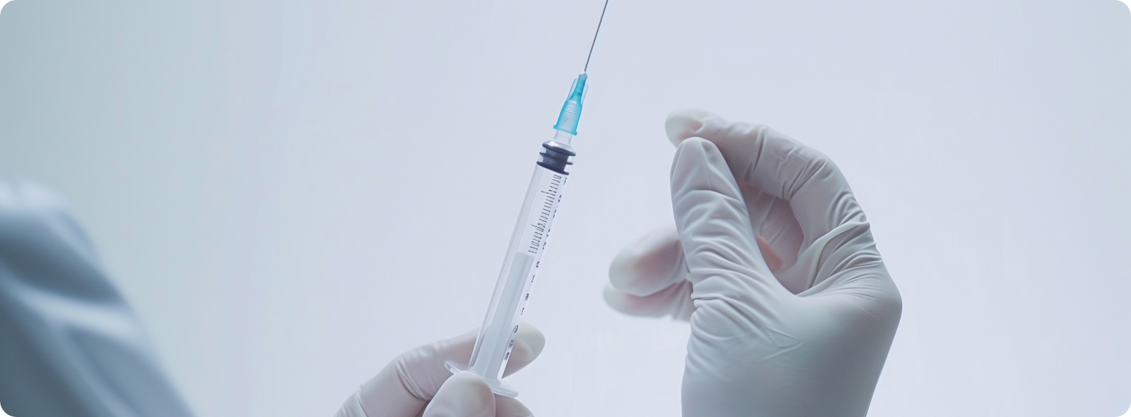 주사를 준비하는 손 확대 클로즈업 이미지